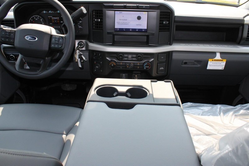 Ford Super Duty F-250 SRW Vehicle Full-screen Gallery Image 9