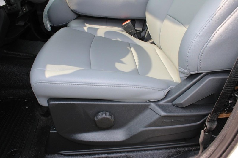 Ford Super Duty F-250 SRW Vehicle Full-screen Gallery Image 12