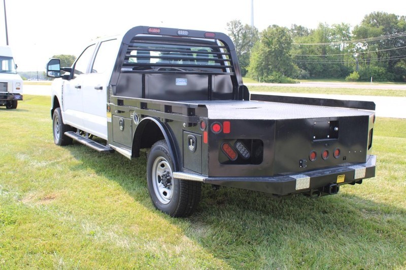 Ford Super Duty F-250 SRW Vehicle Full-screen Gallery Image 15