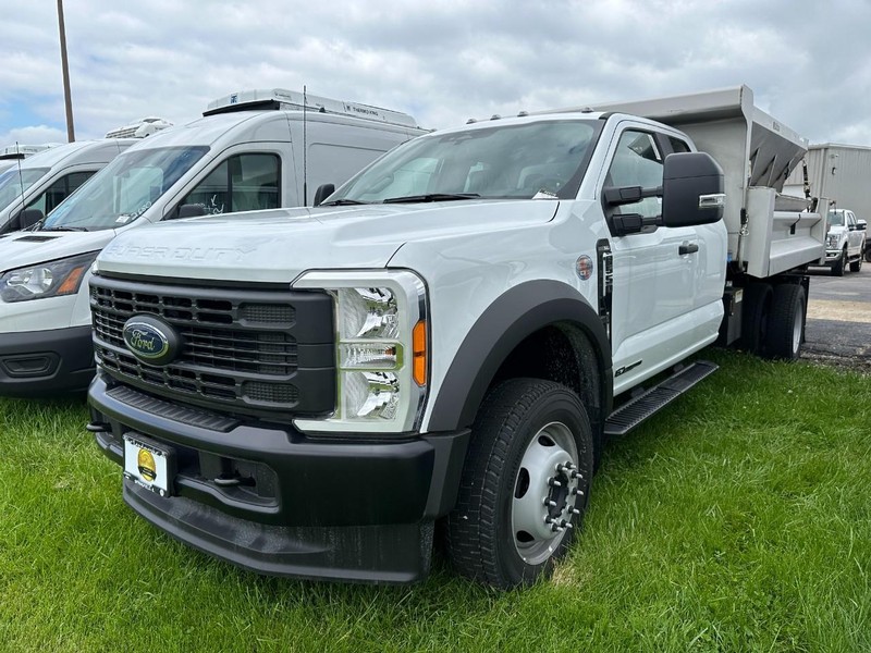 Ford Super Duty F-550 DRW Vehicle Full-screen Gallery Image 4