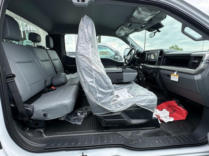 Ford Super Duty F-550 DRW Vehicle Full-screen Gallery Image 5