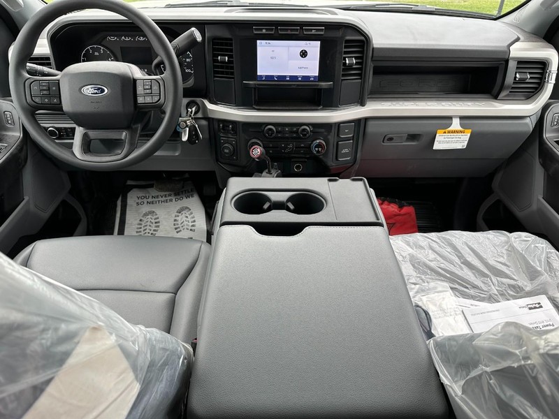 Ford Super Duty F-550 DRW Vehicle Full-screen Gallery Image 6