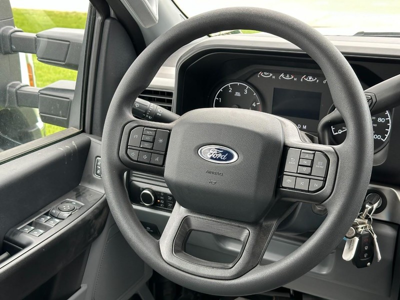 Ford Super Duty F-550 DRW Vehicle Full-screen Gallery Image 7