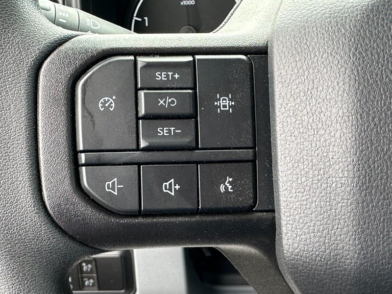 Ford Super Duty F-550 DRW Vehicle Full-screen Gallery Image 8