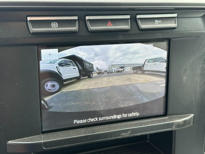 Ford Super Duty F-550 DRW Vehicle Full-screen Gallery Image 11