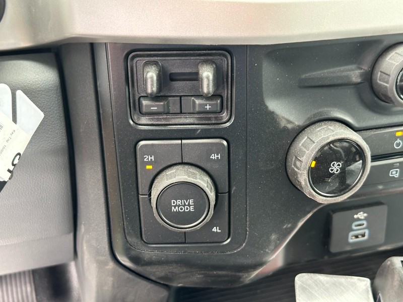 Ford Super Duty F-550 DRW Vehicle Full-screen Gallery Image 12