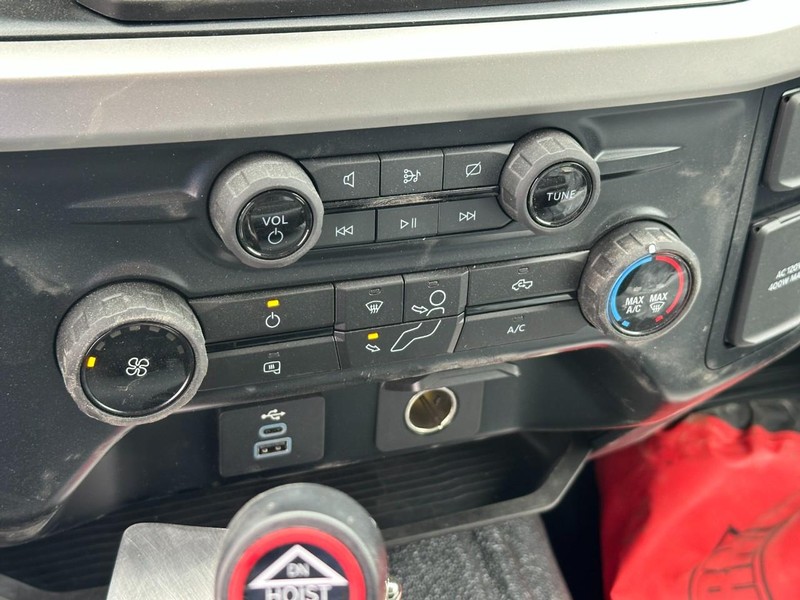 Ford Super Duty F-550 DRW Vehicle Full-screen Gallery Image 13