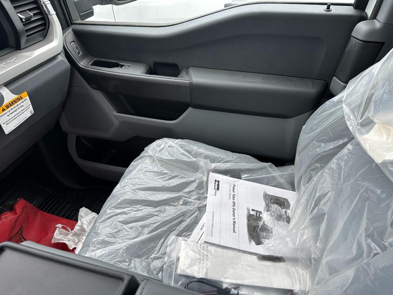 Ford Super Duty F-550 DRW Vehicle Full-screen Gallery Image 16