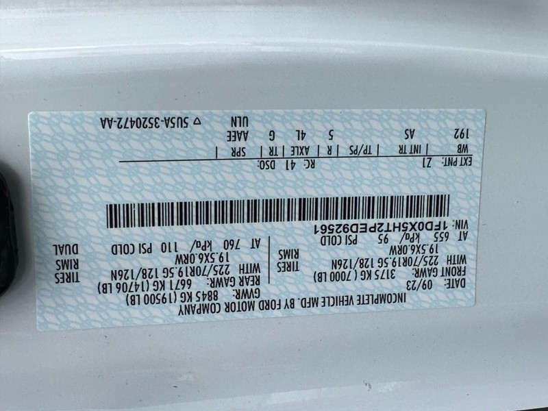 Ford Super Duty F-550 DRW Vehicle Full-screen Gallery Image 17