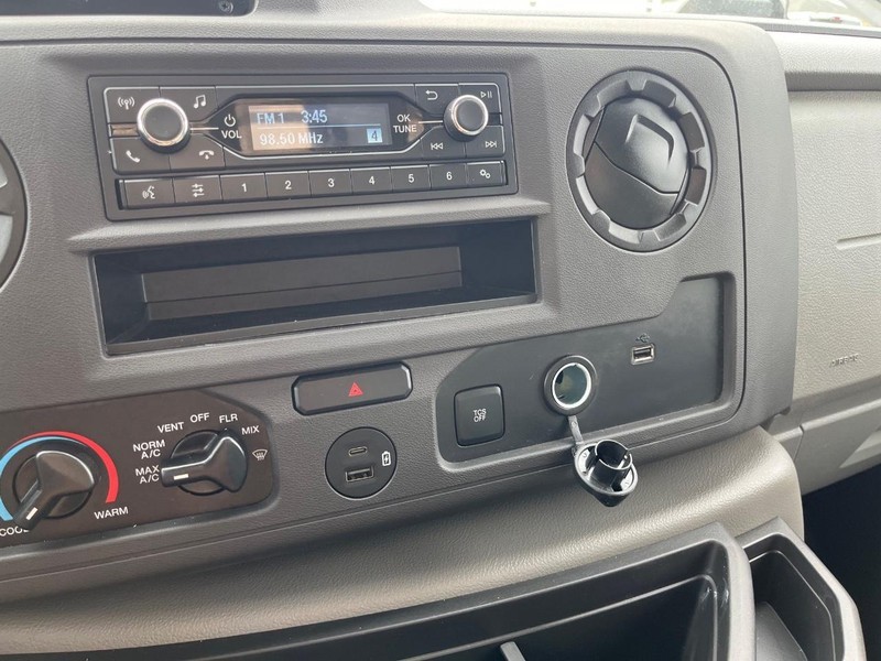 Ford E-Series Cutaway Vehicle Full-screen Gallery Image 15