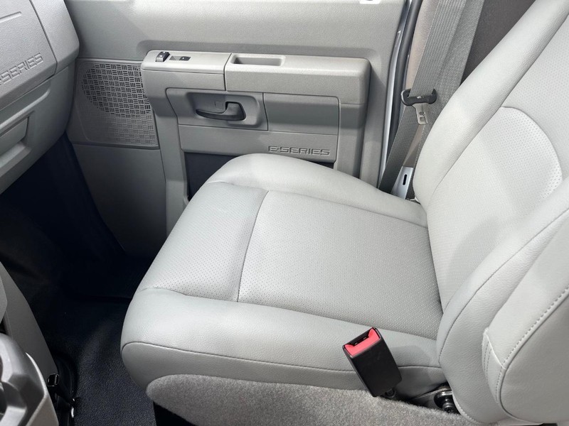 Ford E-Series Cutaway Vehicle Full-screen Gallery Image 17