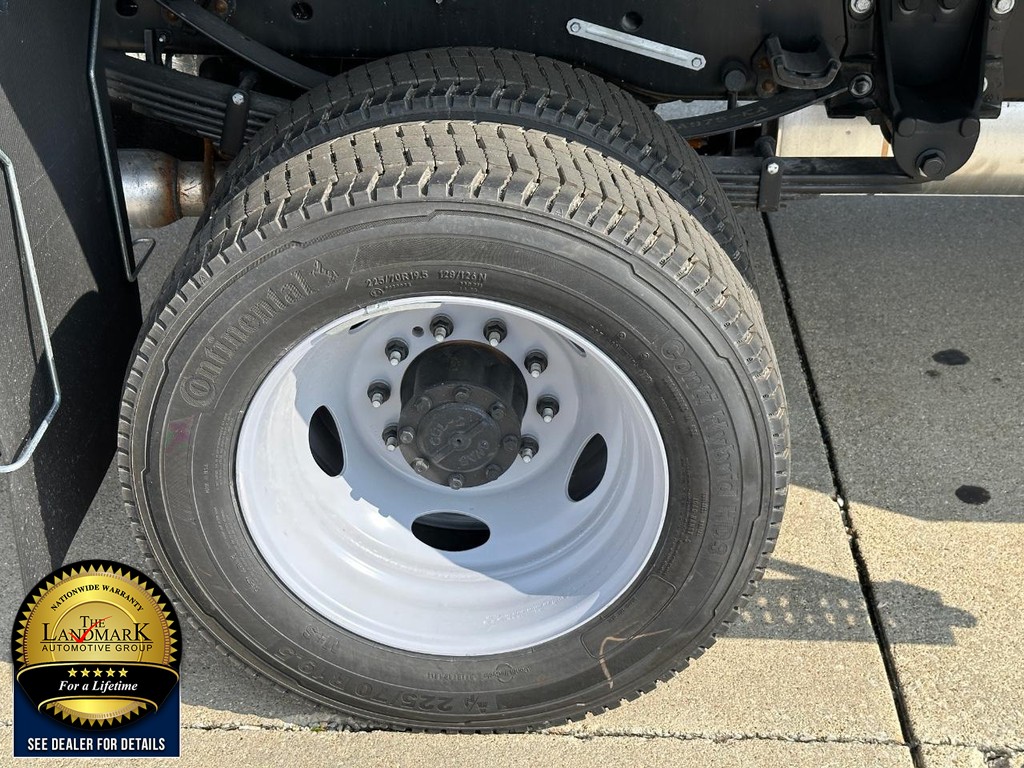 Ford Super Duty F-550 DRW Vehicle Full-screen Gallery Image 5