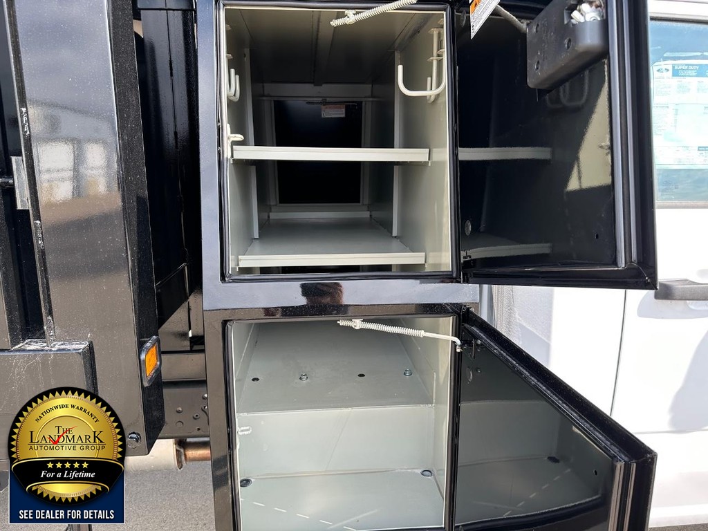 Ford Super Duty F-550 DRW Vehicle Full-screen Gallery Image 6