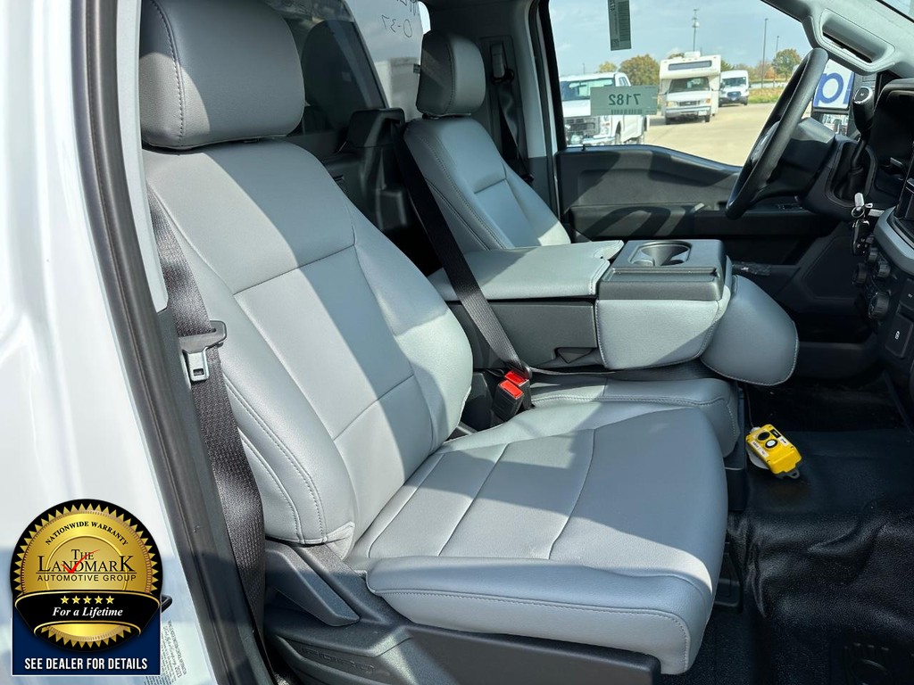 Ford Super Duty F-550 DRW Vehicle Full-screen Gallery Image 7