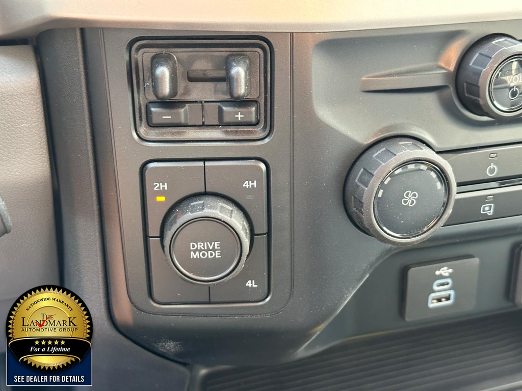 Ford Super Duty F-550 DRW Vehicle Full-screen Gallery Image 14