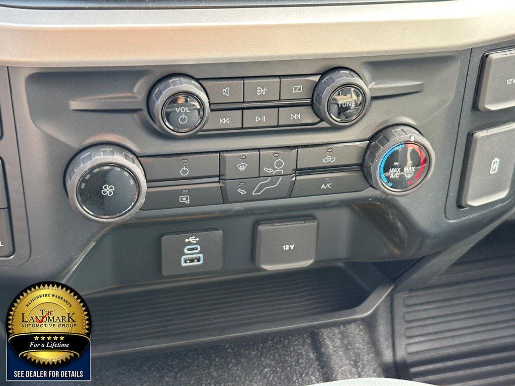 Ford Super Duty F-550 DRW Vehicle Full-screen Gallery Image 15