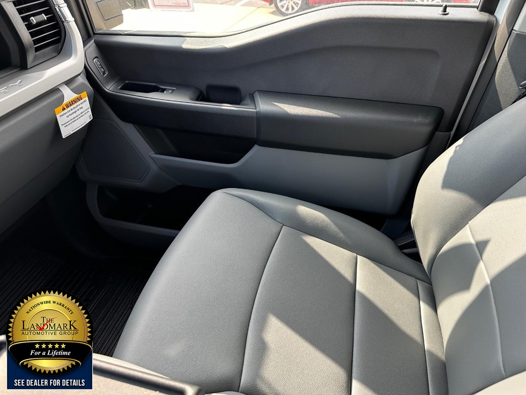 Ford Super Duty F-550 DRW Vehicle Full-screen Gallery Image 17