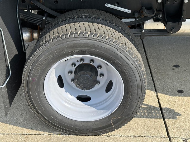 Ford Super Duty F-550 DRW Vehicle Full-screen Gallery Image 5