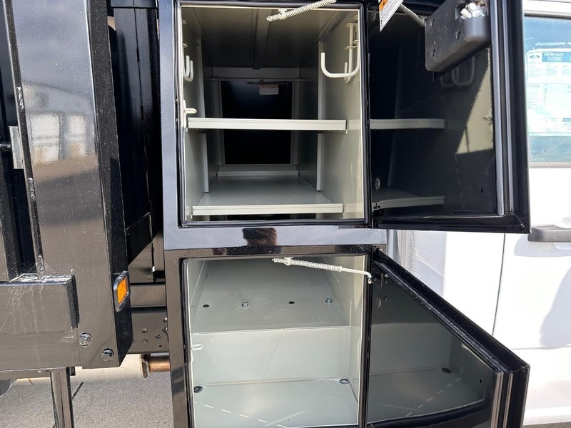 Ford Super Duty F-550 DRW Vehicle Full-screen Gallery Image 6