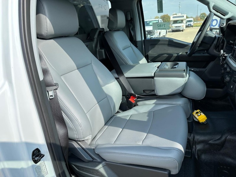 Ford Super Duty F-550 DRW Vehicle Full-screen Gallery Image 7