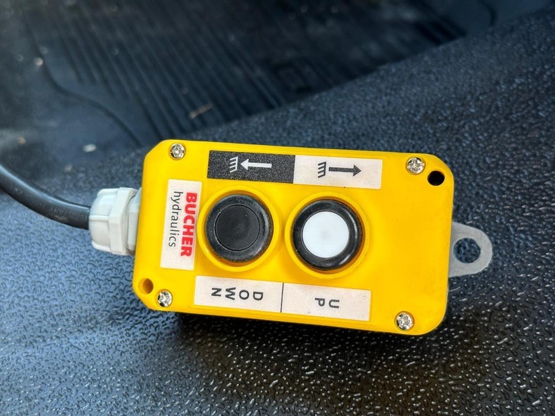 Ford Super Duty F-550 DRW Vehicle Full-screen Gallery Image 8