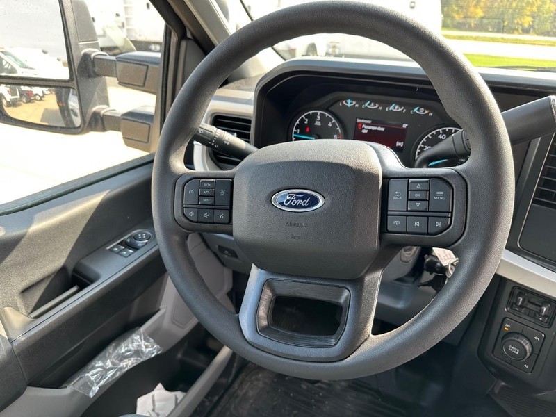 Ford Super Duty F-550 DRW Vehicle Full-screen Gallery Image 9