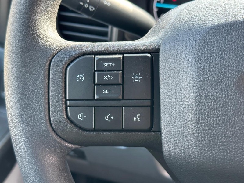 Ford Super Duty F-550 DRW Vehicle Full-screen Gallery Image 10