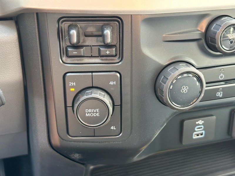 Ford Super Duty F-550 DRW Vehicle Full-screen Gallery Image 14