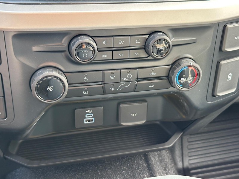 Ford Super Duty F-550 DRW Vehicle Full-screen Gallery Image 15