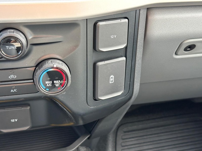 Ford Super Duty F-550 DRW Vehicle Full-screen Gallery Image 16