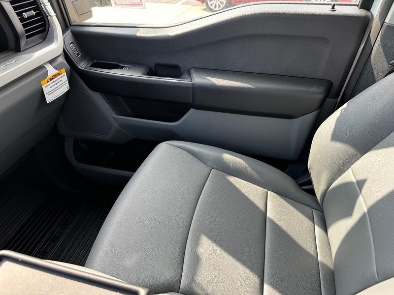 Ford Super Duty F-550 DRW Vehicle Full-screen Gallery Image 17