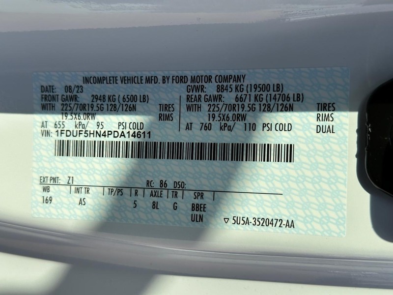 Ford Super Duty F-550 DRW Vehicle Full-screen Gallery Image 19