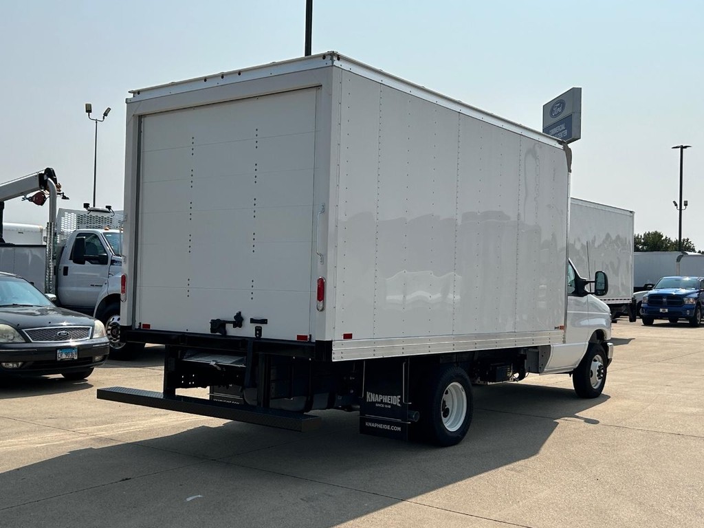 Ford E-Series Cutaway Vehicle Full-screen Gallery Image 3