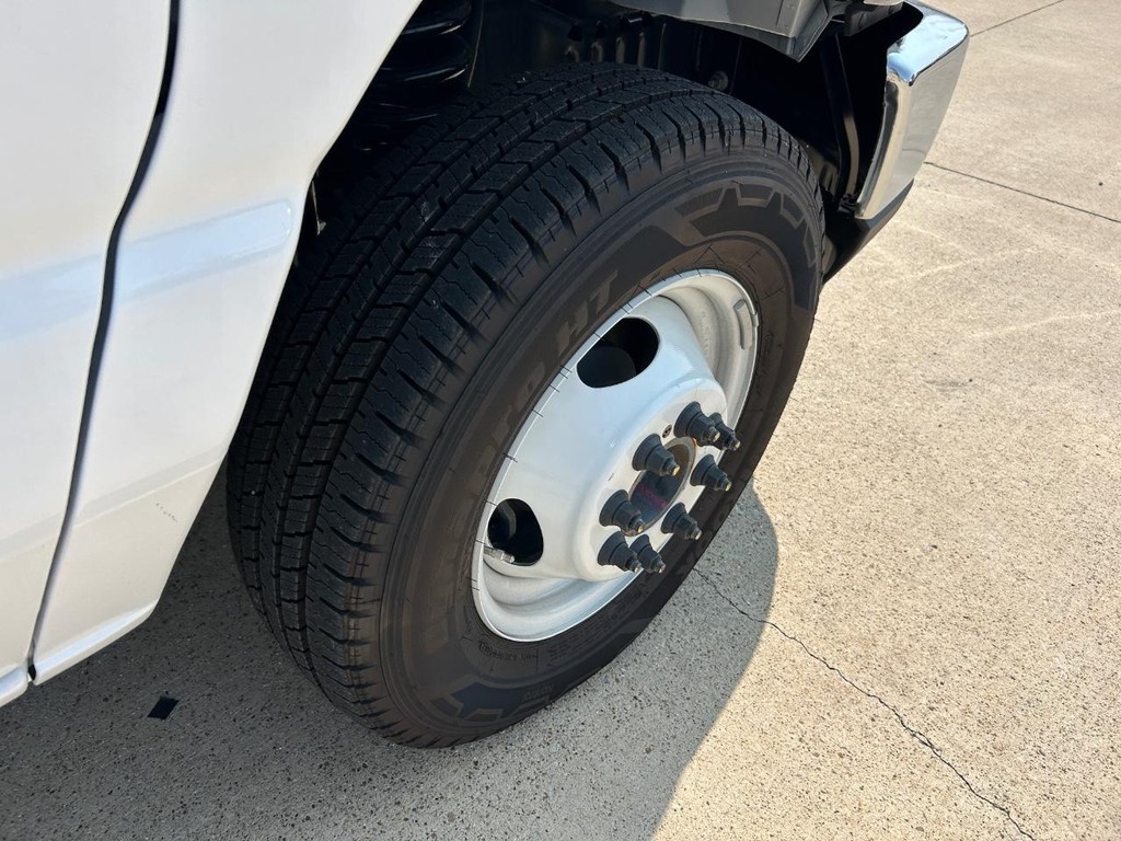 Ford E-Series Cutaway Vehicle Full-screen Gallery Image 13