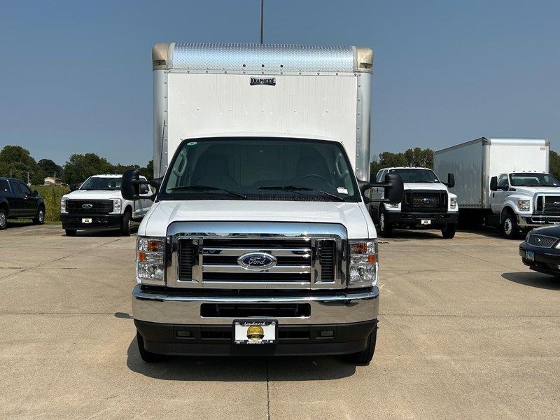 Ford E-Series Cutaway Vehicle Full-screen Gallery Image 4