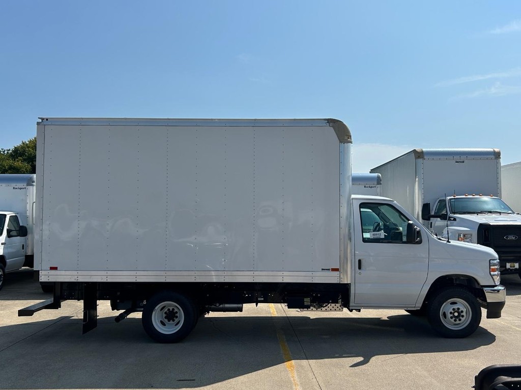 Ford E-Series Cutaway Vehicle Full-screen Gallery Image 2