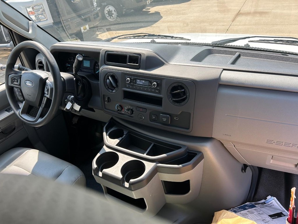 Ford E-Series Cutaway Vehicle Full-screen Gallery Image 14