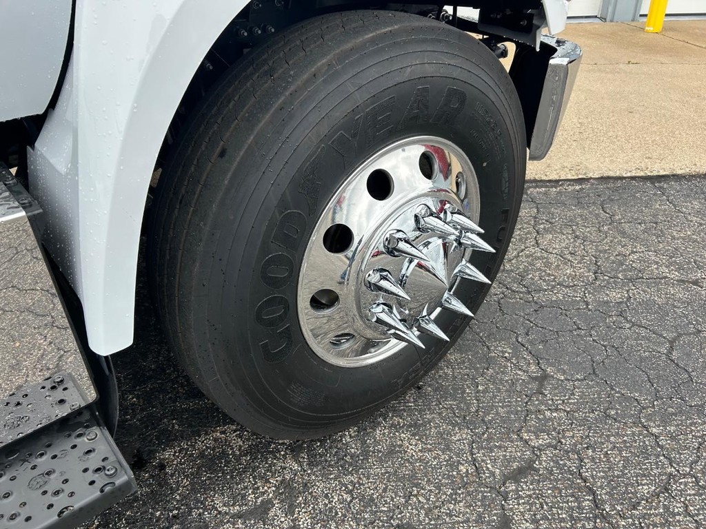 Ford F-750 Straight Frame Vehicle Full-screen Gallery Image 21