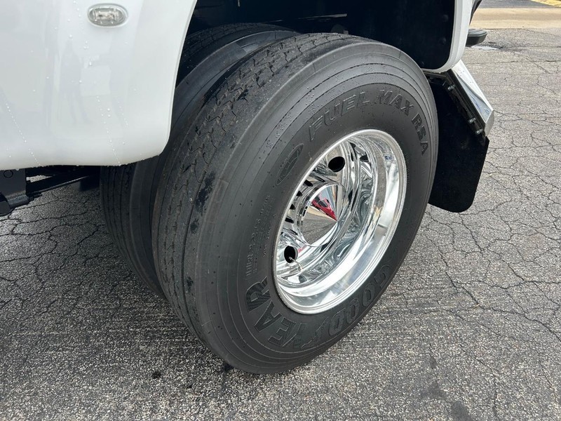 Ford F-750 Straight Frame Vehicle Full-screen Gallery Image 20