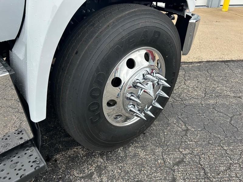 Ford F-750 Straight Frame Vehicle Full-screen Gallery Image 21