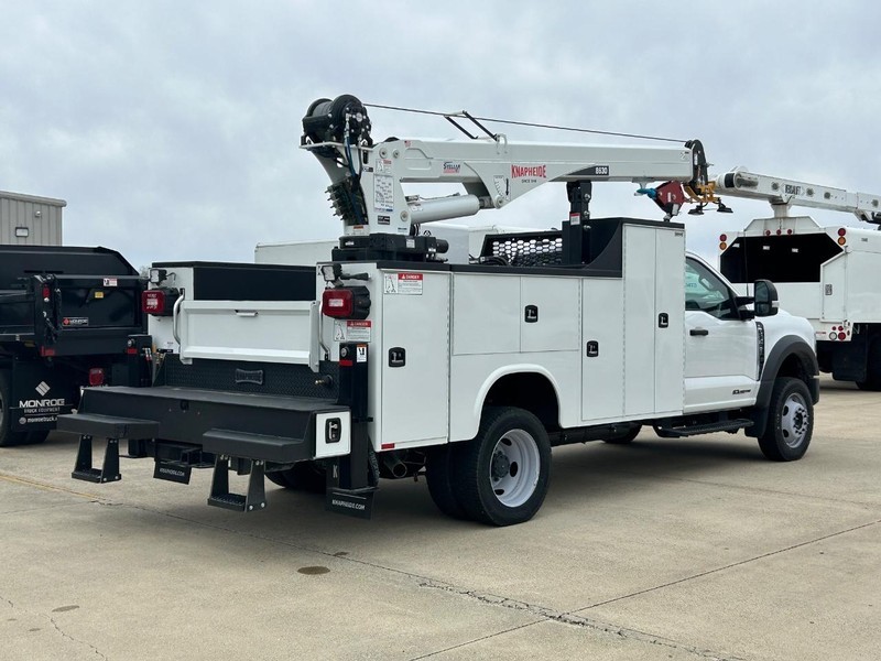 Ford Super Duty F-550 DRW Vehicle Full-screen Gallery Image 3