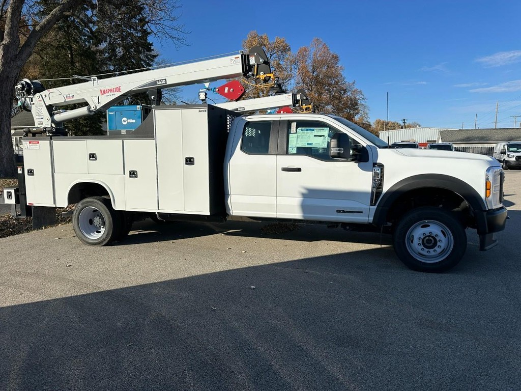 Ford Super Duty F-550 DRW Vehicle Full-screen Gallery Image 2