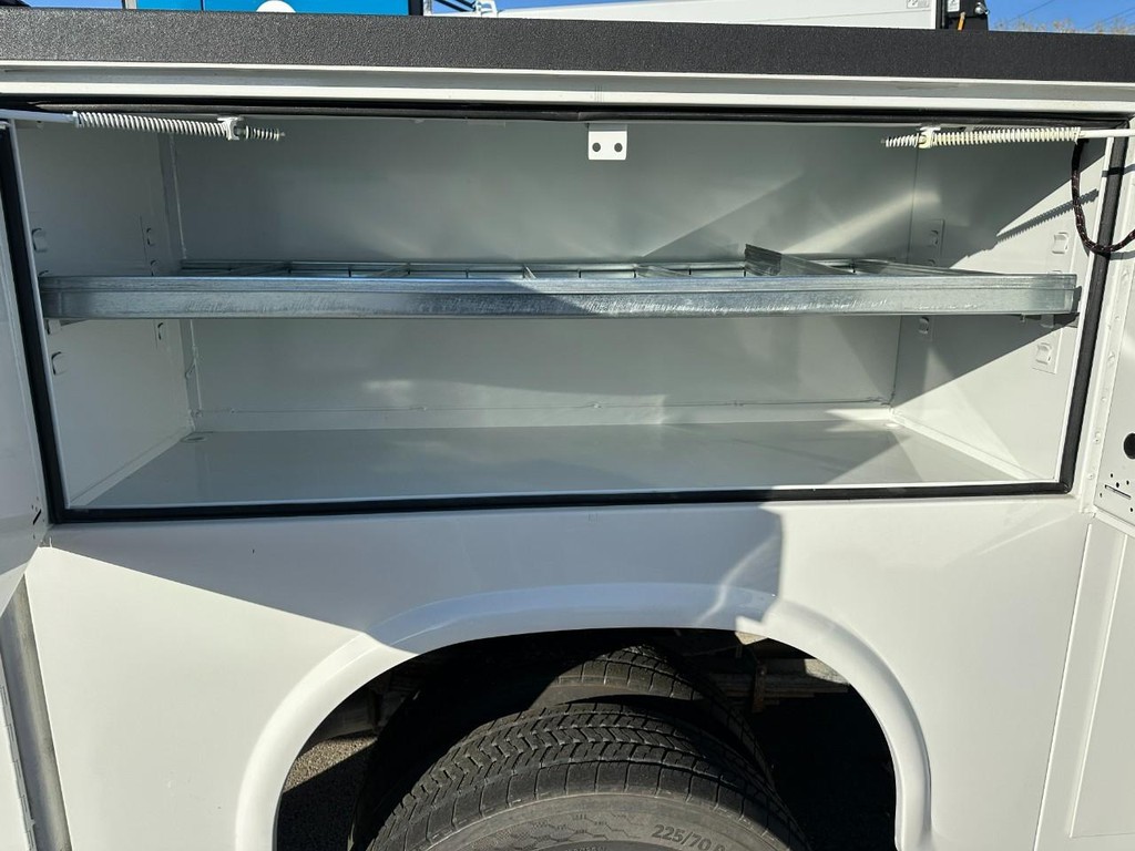 Ford Super Duty F-550 DRW Vehicle Full-screen Gallery Image 4