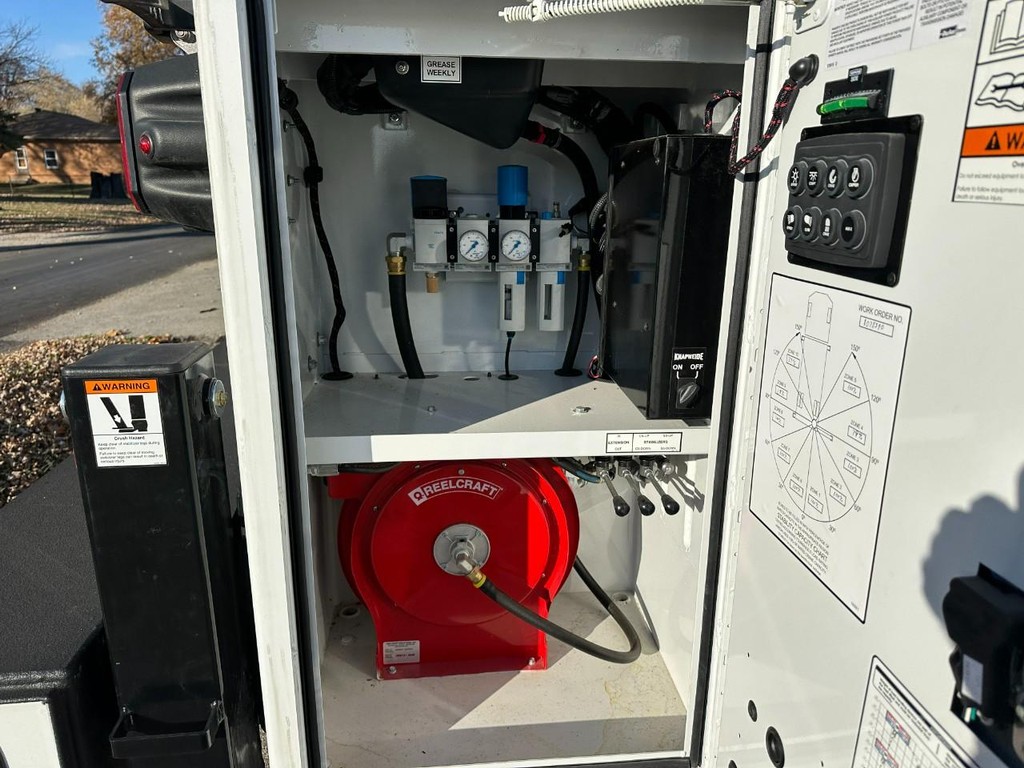 Ford Super Duty F-550 DRW Vehicle Full-screen Gallery Image 5