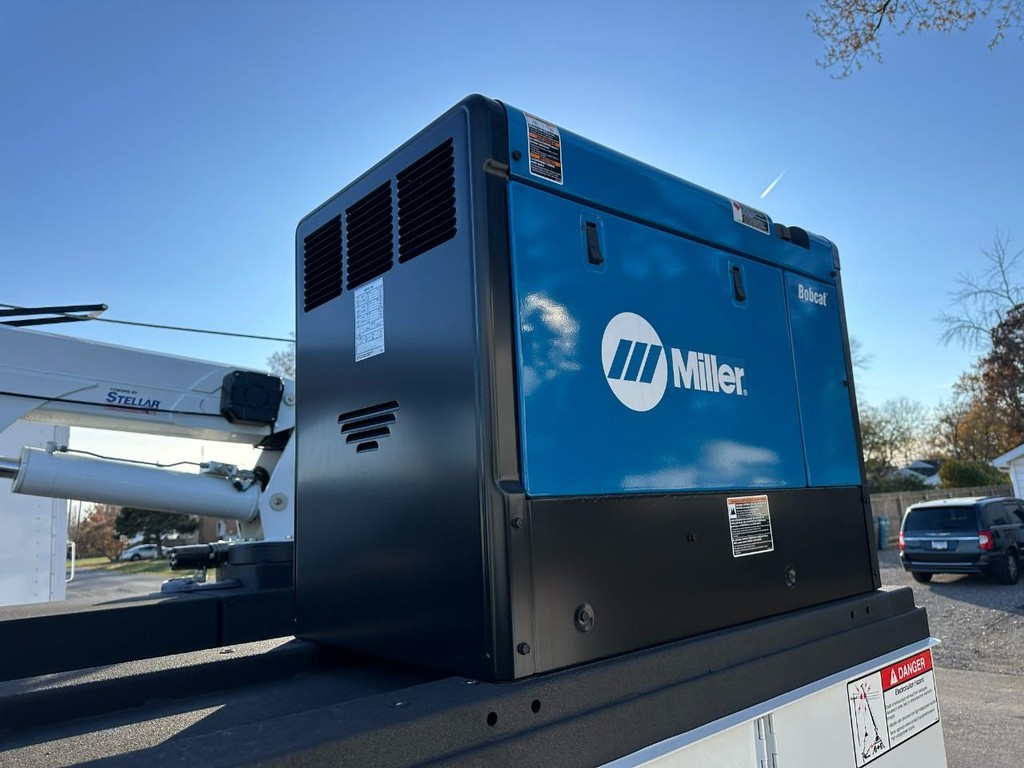 Ford Super Duty F-550 DRW Vehicle Full-screen Gallery Image 8