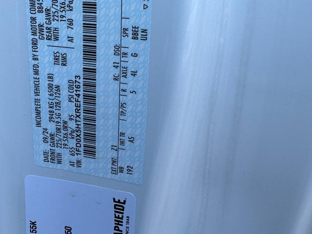 Ford Super Duty F-550 DRW Vehicle Full-screen Gallery Image 15