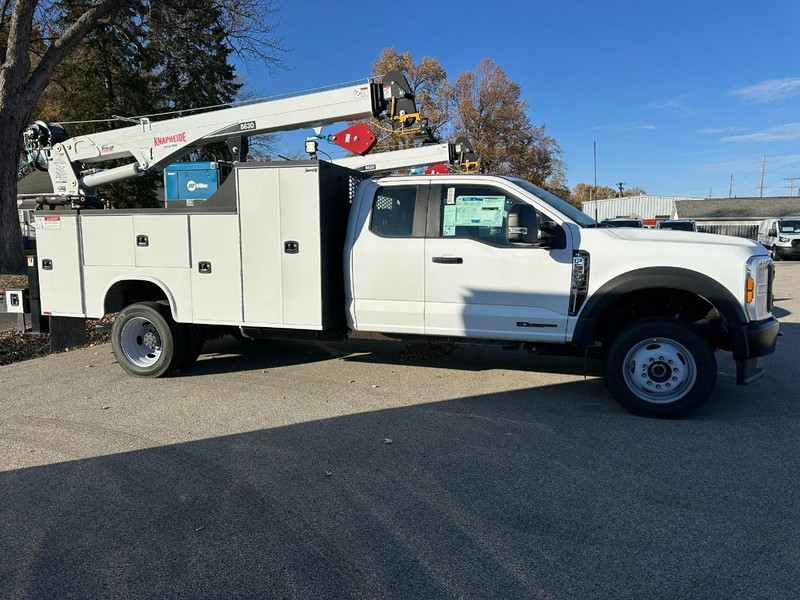 Ford Super Duty F-550 DRW Vehicle Full-screen Gallery Image 2