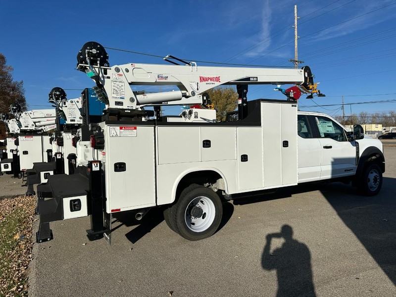 Ford Super Duty F-550 DRW Vehicle Full-screen Gallery Image 3