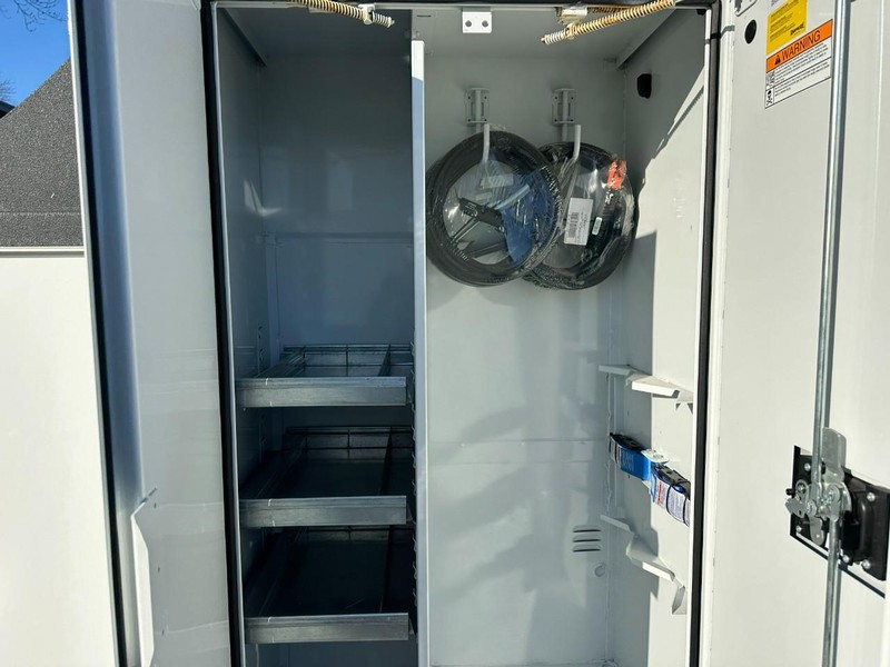 Ford Super Duty F-550 DRW Vehicle Full-screen Gallery Image 6