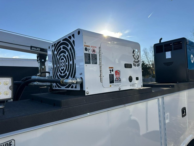 Ford Super Duty F-550 DRW Vehicle Full-screen Gallery Image 7